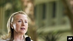 ລັດຖະມົນຕີຕ່າງປະເທດ Hillary Rodham Clinton ກ່າວຄໍາປາໄສ ທີ່ສູນກາງຕາເວັນອອກ-ຕາເວັນຕົກ ທີ່ມະຫາວິທະຍາໄລແຫ່ງລັດຮາວາຍ, ວັນທີ 10 ພະຈິກ 2011.