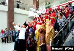 Presiden Joko WIdodo dalam kunjungan ke kampus Unisa Yogyakarta, melakukan swa foto bersama para dosen Unisa yang sekitar 85 persen perempuan. (Foto:VOA/Munarsih Sahana).