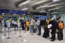 Turis asing tiba di Bandara Suvarnabhumi pada hari pertama kampanye pembukaan kembali negara itu, bagian dari rencana pemerintah untuk memulai sektor pariwisata yang dilanda pandemi di Bangkok, Thailand, 1 November 2021. (Foto: REUTERS/Chalinee Thirasupa)