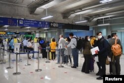 Turis asing tiba di Bandara Suvarnabhumi pada hari pertama kampanye pembukaan kembali negara itu, bagian dari rencana pemerintah untuk memulai sektor pariwisata yang dilanda pandemi di Bangkok, Thailand, 1 November 2021. (Foto: REUTERS/Chalinee Thirasupa)