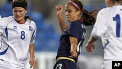 Cinco jugadoras de la selección femenina de fútbol de EE.UU., incluyendo Alex Morgan (centro) alegan discriminación salarial.