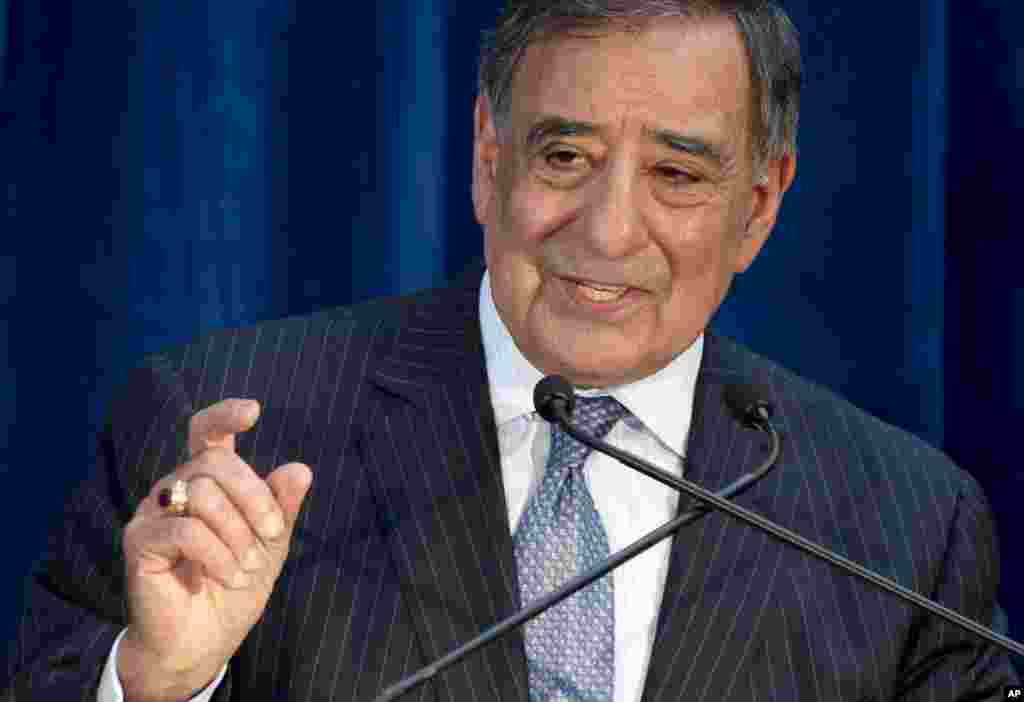 ທ່ານ Leon Panetta ລັດຖະມົນຕີກະຊວງປ້ອງກັນປະເທດສະຫະລັດ ກ່າວຄໍາປາໄສ ຢູ່ກອງປະຊຸມຖະແຫລງຂ່າວ ລຸນຫລັງກອງປະຊຸມ ທີ່ເປັນພາກສ່ວນນຶ່ງຂອງ AUSMIN ທີ່ສູນຈັດງານລ້ຽງຕ້ອນຮັບທາງການ ໃນ Kings Park ຢູ່ເມືອງ Perth, ອັອສເທຣເລຍ ໃນວັນທີ 14 ພະຈິກ 2012. (AP Photo/Saul Loeb, Pool) 