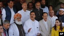 ອະດີດນາຍົກລັດຖະມົນຕີ Yousuf Raza Gilani (ທາງໜ້າ-ກາງ) ຊຶ່ງເປັນຜູ້ນໍາ ພັກປະຊາຊົນ ປາກິສຖານ ຜູ້ນຶ່ງ ແລະນັກການເມືອງ ຂອງປາກິສຖານຈໍານວນນຶ່ງ ກໍາລັງກ່າວ ຕໍ່ພວກນັກຂ່າວ ພາຍຫລັງກອງປະຊຸມຢູ່ນະຄອນອິສລາມາບັດ ຂອງປາກິສຖານໃນວັນທີ 30 ກໍລະກົດ 2018