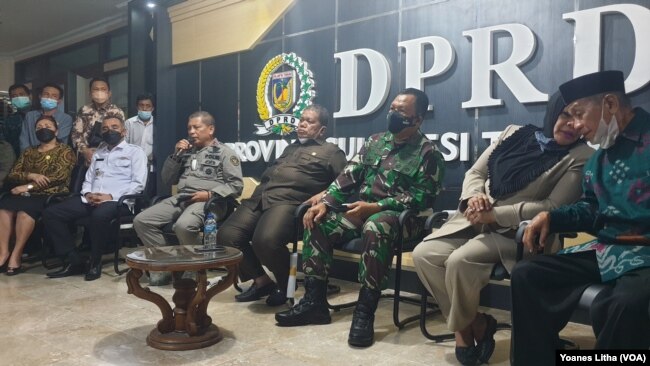 Konferensi Pers di gedung DPRD Sulteng usai Rapat Dengar Pendapat menyikapi situasi dan kondisi keamanan di Poso, Rabu (2/6/2021). (Foto : VOA/Yoanes Litha)
