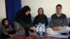 Seorang kerabat menunjukkan foto Zainab Mirzaee yang terbunuh saat Taliban menyerang bus karyawan perusahaan media, 28 Januari 2016. 