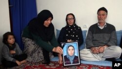 Seorang kerabat menunjukkan foto Zainab Mirzaee yang terbunuh saat Taliban menyerang bus karyawan perusahaan media, 28 Januari 2016. 
