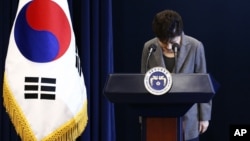 South Korean President Park Geun-hye bows during her address to the nation at the presidential Blue House in Seoul, Nov. 29, 2016.