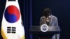 Tổng thống Nam Triều Tiên Park Geun Hye cúi đầu trong khi đang phát biểu trên truyền hình toàn quốc tại Nhà Xanh, Seoul, ngày 29/11/2016.