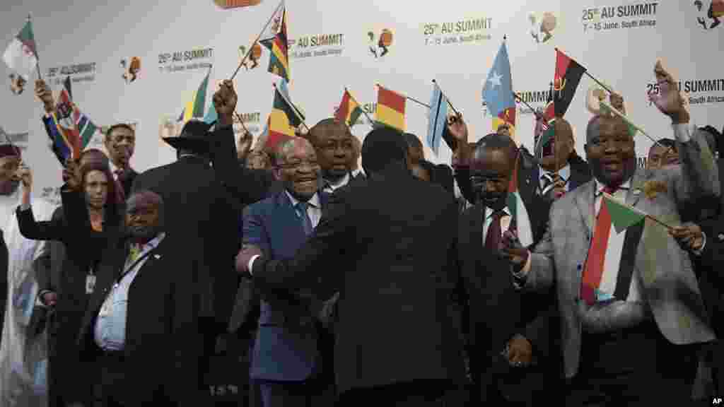 Le président sud-africain, Jacob Zuma, centre gauche, et les délégués se préparent pour une séance de photos lors du Sommet de l&#39;Union africaine à Johannesburg, dimanche 14 Juin à 2015