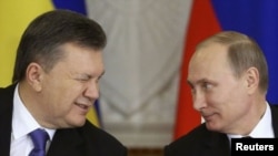 Mantan Presiden Ukraina, Viktor Yanukovych (kiri) dan Presiden Rusia Vladimir Putin (foto: dok).