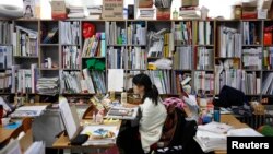 A student retaking the college entrance exams this year attends class at Deung Yong Moon Boarding School in Kwangju, some 40 km (25 miles) southeast of Seoul.