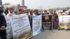 Aksi demonstrasi di ibu kota Kabul menyerukan masyarakat internasional agar mengakui pemerintahan Taliban, hari Minggu (2/1). 