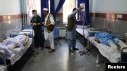 阿富汗西部赫拉特省，一辆公交车被路边炸弹击中，伤者在医院接受治疗。(2019年7月31日)
