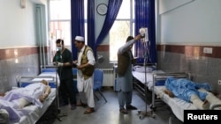 아프가니스탄 헤라트에서 31일 폭탄 공격이 있은 후 부상한 탑승객들이 치료를 받고 있다. 