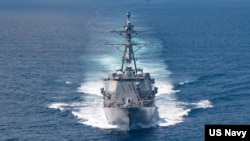 资料照片：美国海军公布的照片显示“基德”号阿利·伯克级导弹驱逐舰在当地时间2021年8月27日例行穿越台湾海峡的国际水域。