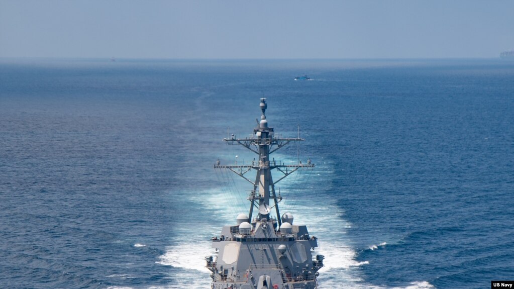 美国海军公布的照片显示“基德”号阿利·伯克级导弹驱逐舰在当地时间2021年8月27日例行穿越台湾海峡的国际水域。(photo:VOA)