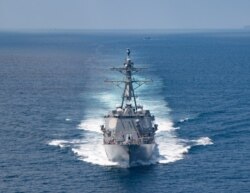美国海军公布的照片显示“基德”号驱逐舰在当地时间2021年8月27日例行穿越台湾海峡的国际水域。