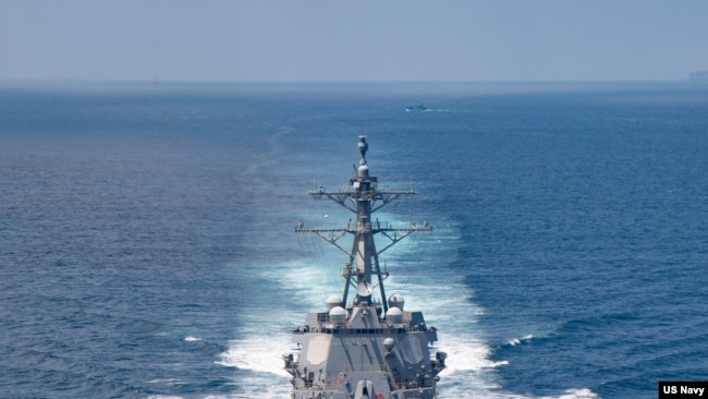 美國海軍公佈的照片顯示“基德”號阿利·伯克級導彈驅逐艦在當地時間2021年8月27日例行穿越台灣海峽的國際水域。