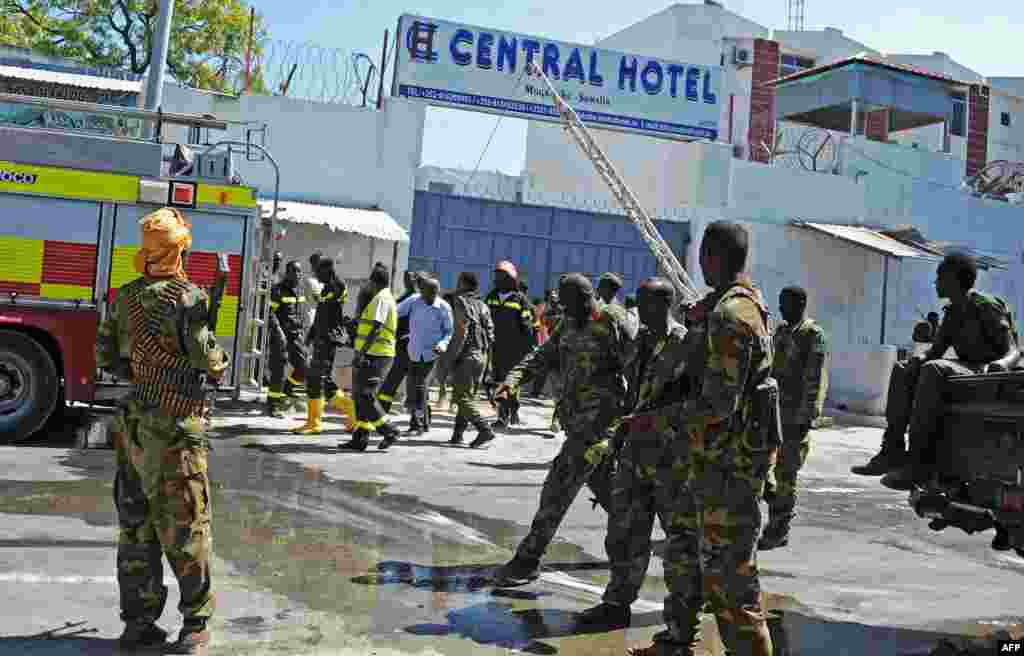 Somali security forces, paramedics and firefighters stand outside the Central Hotel, close to the presidential palace in Mogadishu, Feb. 20, 2015.