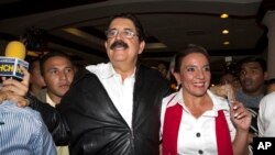Kandidat Presiden Honduras Xiomara Castro (kanan), dan suaminya, presiden terguling Manuel Zelaya, setelah jumpa pers di Tegucigalpa, Honduras, Minggu (24/11). (AP/Moises Castillo)