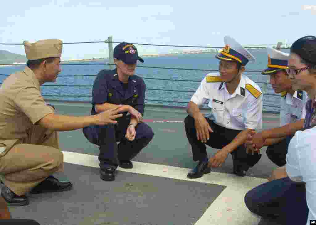 峴港 (7月17日) 鍾雲號官兵在損害控制訓練項目中向越南官兵解釋甲板防滑功能。