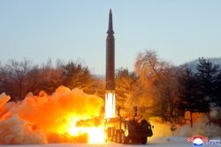 官方的朝中社发布的照片显示朝鲜在2022年1月5日发射导弹。
