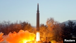 La agencia estatal de noticias KCNA anunció el disparo de prueba de un misil hipersónico en un lugar no revelado en Corea del Norte, el 5 de enero de 2022. Foto publicada el 6 de enero por la Agencia Central de Noticias de Corea del Norte. 