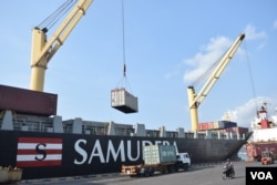 Containers being loaded onto a ship at Sihanoukville port. (D. de Carteret/VOA)