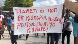 Manifestantes en Titanyen, una ciudad cerca de Puerto Príncipe, Haití, toman las calles el 19 de octubre de 2021 para exigir la liberación de los 17 misioneros estadounidenses que fueron secuestrados por la pandilla 400 Mawozo el sábado. (Matiado Vilme / VOA Creole)
