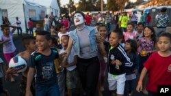 Miles de migrantes centroamericanos, entre ellos mujeres y niños, buscan llegar a EE.UU. pese a la negativa de Washington.