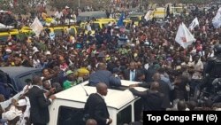 Le chef de l'opposition congolaise, Jean-Pierre Bemba, salue la foule à Kinshasa, en République démocratique du Congo, le 1er août 2018.