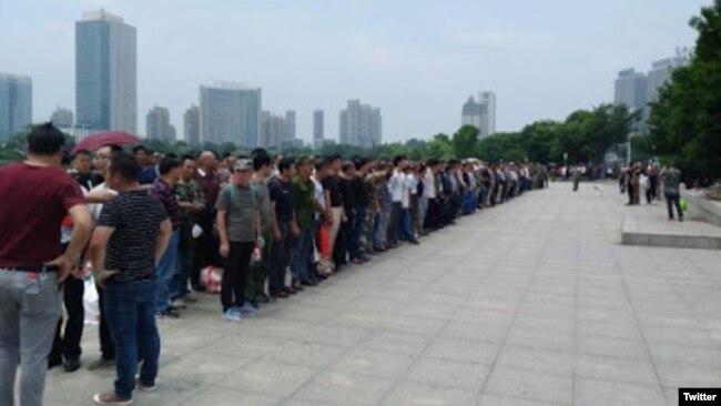  大批老兵在镇江市政府前抗议(推特图片) 