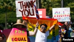 Para pendukung pernikahan sesama jenis merayakan persetujuan Senat negara bagian Hawaii ata pernikahan tersebut pada November 2013. (Reuters/Hugh Gentry)