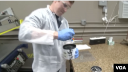 Seorang ilmuwan sedang melakukan penelitian penggunaan saringan air grafena (foto: ilustrasi). 
