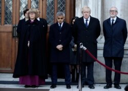 PM Inggris Boris Johnson (dua dari kanan), pemimpin Partai Buruh Jeremy Corbyn (kanan) dan Walikota London Sadiq Khan di Guildhall Yard, London, Senin, 2 Desember 2019, untuk mengenang korban serangan London.