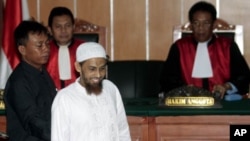 Sidang pengadilan Umar Patek tersangka teroris Bom Bali 2002 (foto: dok). UU baru memberi pihak berwajib wewenang untuk membekukan rekening bank dan menyita aset-aset kelompok-kelompok radikal. 