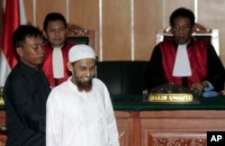 Umar Patek, seorang militan yang didakwa dalam serangan teroris Bali 2002, tiba di persidangannya di Jakarta, 13 Februari 2012. (Foto: AP)