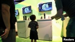 Seorang anak berumur 8 tahun bermain video game "Far Cry" dalam pameran di Los Angeles, California, AS (foto: dok).