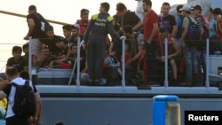 Penjaga pantai Italia membantu para migran naik ke kapal mereka dalam operasi penyelamatan di Pulau Kos, Yunani (foto: dok). Penjaga pantai Italia menyelamatkan hampir 2.000 migran hari Senin (11/4) di lepas pantai Libya.