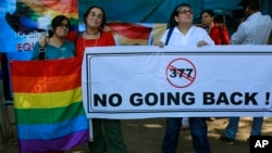 Sebuah grup aktivis India membentangkan spanduk menentang pasal 377 yang menyatakan bahwa homoseksual merupakan tindak kriminal dalam aksi demo di Mumbai, India, 11 Desember 2013 (Foto: dok).