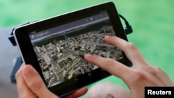 An attendee uses Google Map on a Google Nexus 7 tablet during Google I/O 2012 Conference at Moscone Center in San Francisco, California June 27, 2012. Google Inc unveiled its first tablet PC on Wednesday, as the Internet company looks to replicate its sma