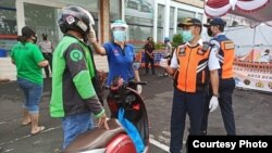 Petugas dari Pemkot Denpasar mengecek pengguna jalan terkait protokol COVID 19. (Foto: Humas Pemkot Denpasar)