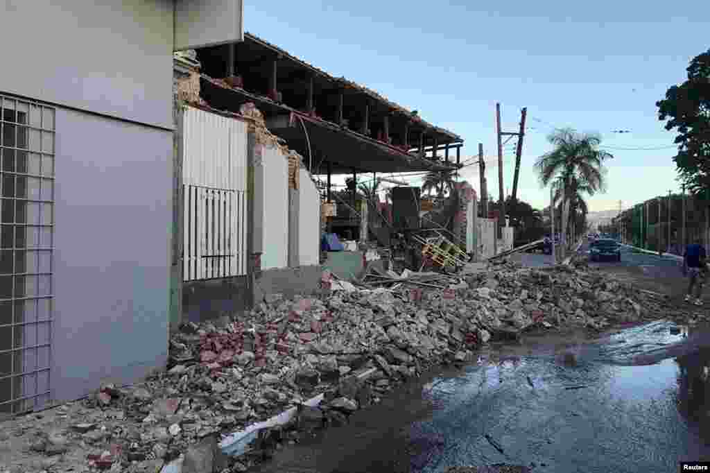 Esta imagen muestra una tienda en Guanica, dañada tras el terremoto.