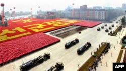 Rakete na vojnim vozilima tokom parade u Pjongjangu kojom je obeležena 100. godišnjica rođenja Kim il Sunga