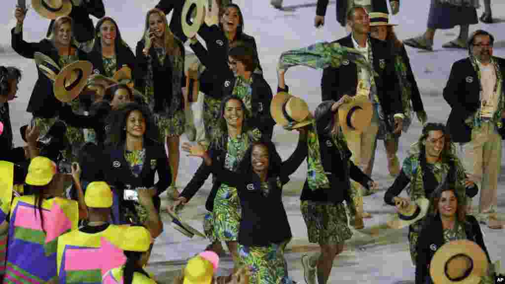 Les membres de l&#39;équipe du Brésil salue, la foule lors de la cérémonie d&#39;ouverture des Jeux Olympiques, le 5 août 2016.