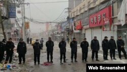 北京城乡接合部拆迁现场执勤的警察。（网络截图）