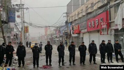 北京城乡接合部拆迁现场执勤的警察。（网络截图） 