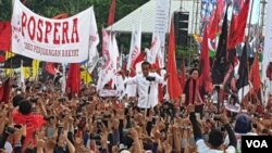 Capres 01 Joko Widodo bersama Megawati Soekarnoputri menyapa pendukungnya dalam kampanye di Solo, Selasa (9/4). (Foto: VOA/Yudha)