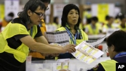 Nhân viên bầu cử đếm phiếu tại một trung tâm kiểm phiếu tại Hong Kong, ngày 10/9/2012