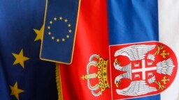 Zastave EU i Srbije (Foto: Reuters/Ivan Milutinović)